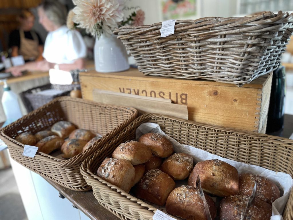 Flätade korgar med färska frallor.